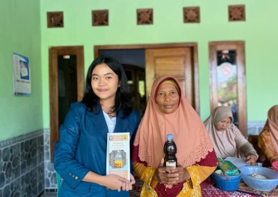 Mahasiswa KKN UNDIP TIM II Mengenalkan Solusi Sederhana Kurangi Sampah Rumah Tangga menggunakan Eco Enzyme