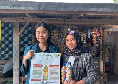 Mahasiswa KKN UNDIP TIM II UNDIP Melakukan Aksi Kreatif dalam Pengenalan dan Pembuatan Eco-Brick