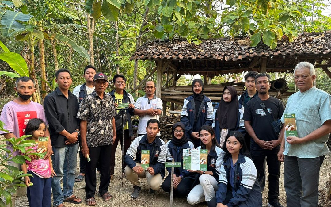 Atasi Sampah, Mahasiswa KKN Undip Melakukan Pembuatan Ecodrainage Lubang Biopori di Desa Pilangsari
