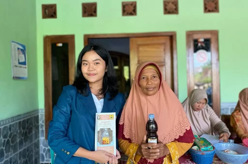 Mahasiswa KKN UNDIP TIM II Mengenalkan Solusi Sederhana Kurangi Sampah Rumah Tangga menggunakan Eco Enzyme