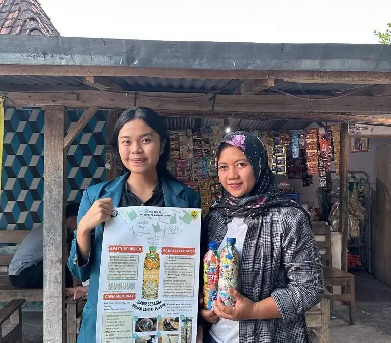 Mahasiswa KKN UNDIP TIM II UNDIP Melakukan Aksi Kreatif dalam Pengenalan dan Pembuatan Eco-Brick